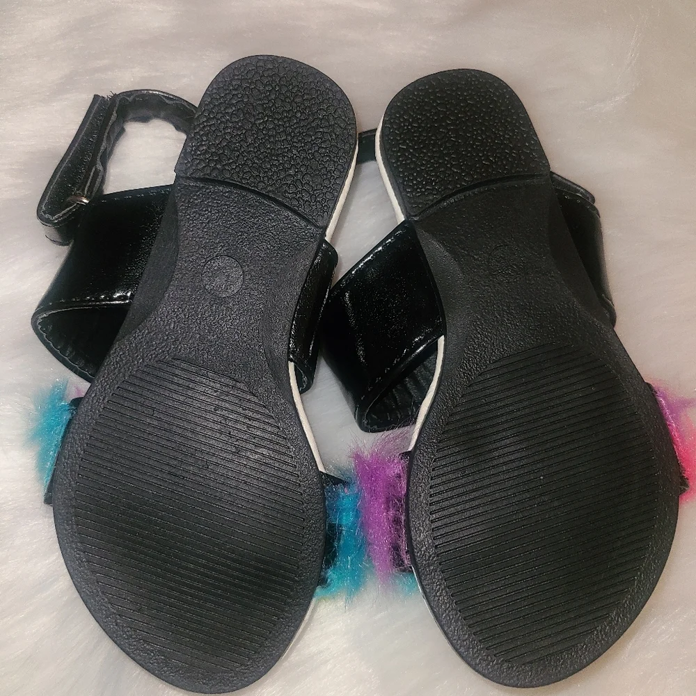 NWOT !!!! Toddler fluffy sandals.  🌞 FINAL OFFER!! - Picture 2 of 3